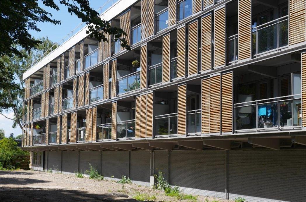 Gevelrenovatie met schuifluiken bij flats in Emmeloord