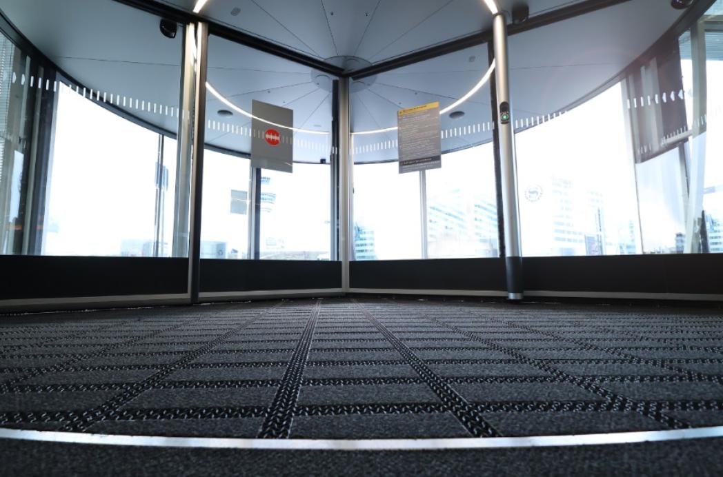 Modulaire tegelmat voor zeer intensief verkeer vervaardigd uit recycled materiaal