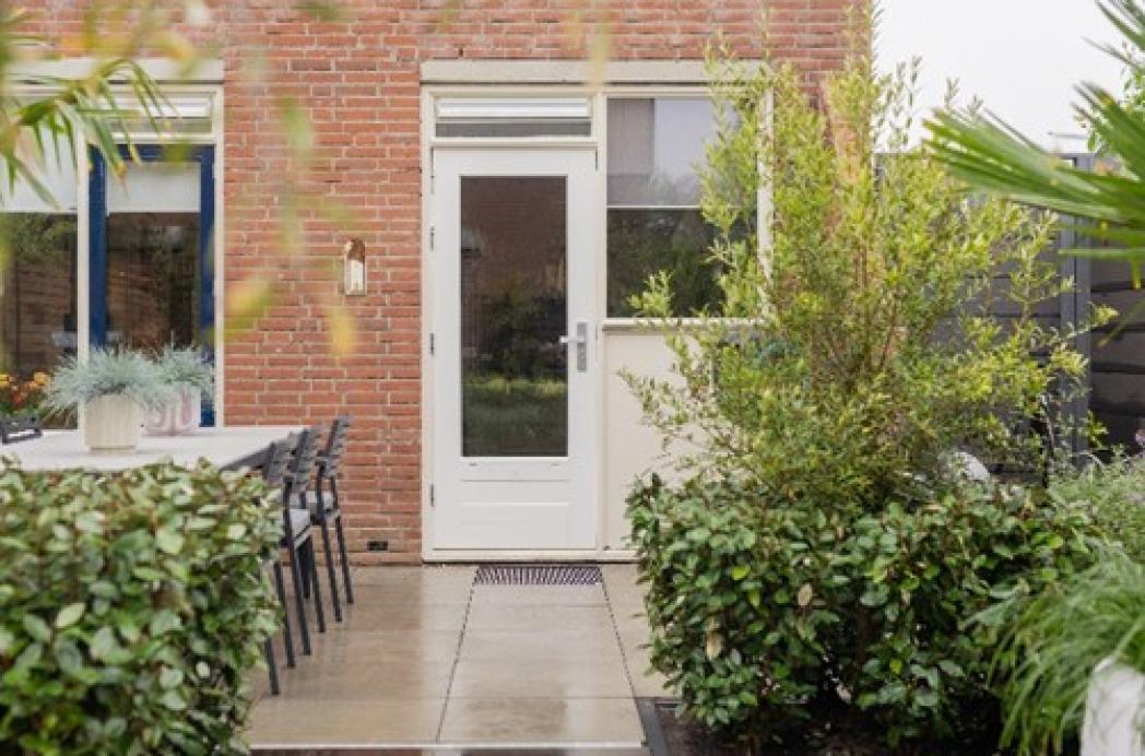 Trends: de opkomst van vlakke deuren als vervanger van de houten stijl- en dorpeldeur