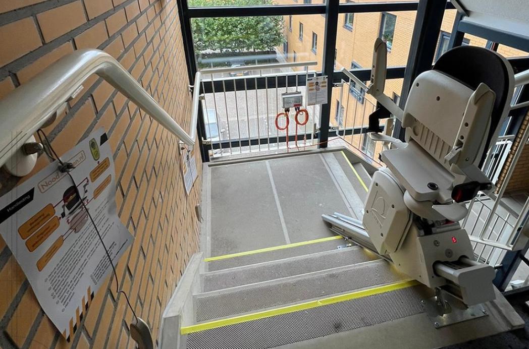 Noodliften huren? Dat werkt zo